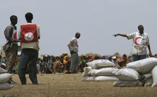 Somali Red Crescent volunteers distribute food