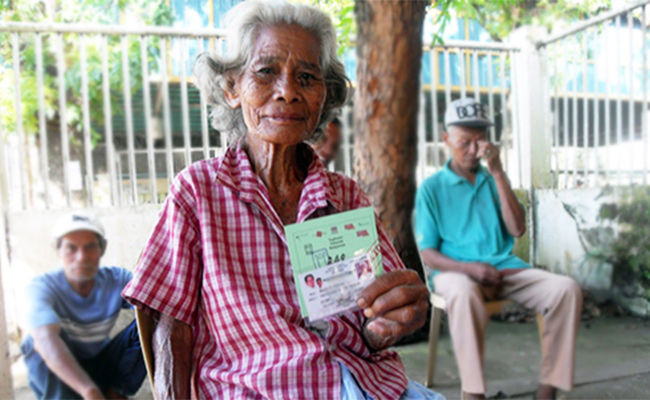 Maria Chavez, 75 years old, receiving a cash grant