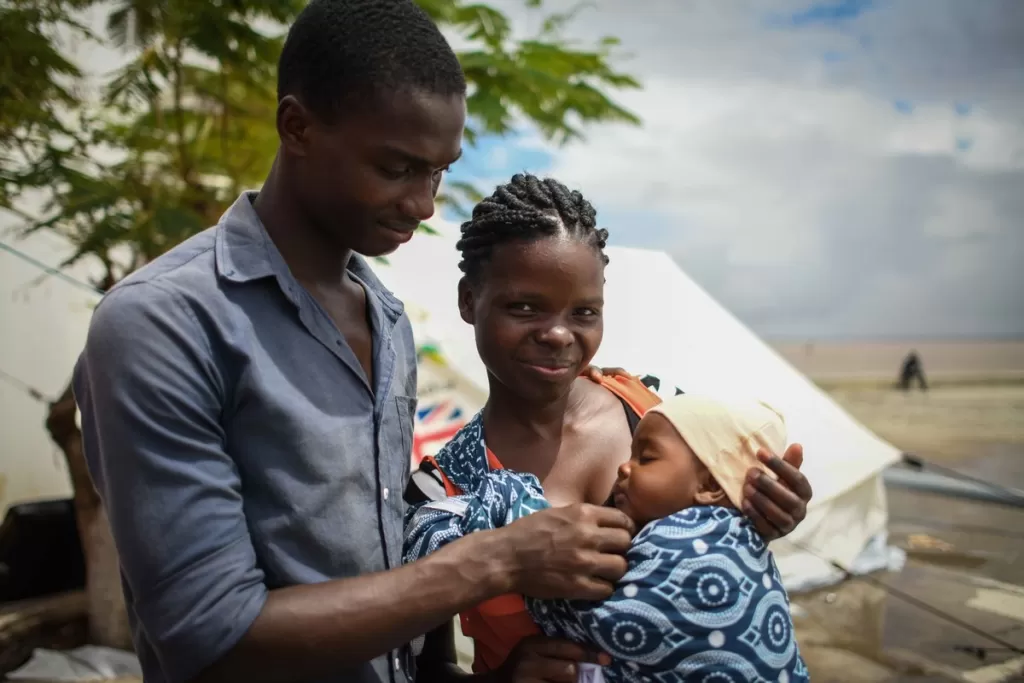 Louis and Isabelle wait for news near the Beira port