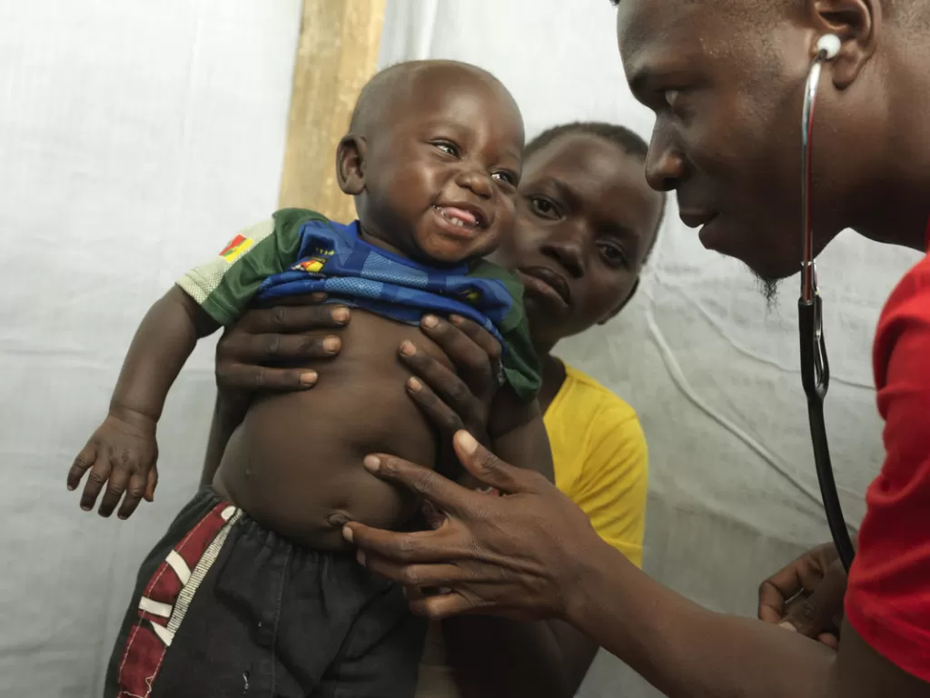 Alberto*, eight months, is examined at a Save the Children mobile health clinic in Mozambique.