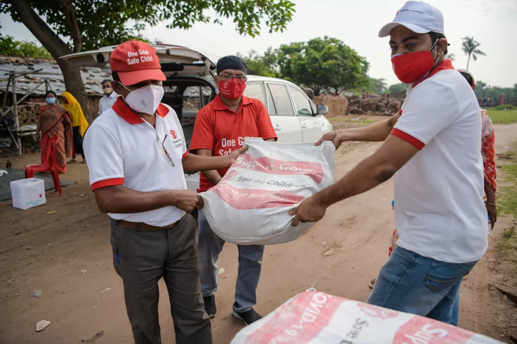 Save the Children aid workers deliver food to families in India