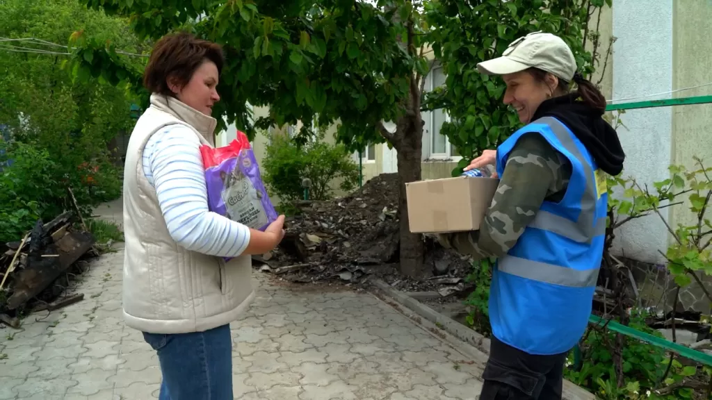 Ivanna receives aid from a volunteer