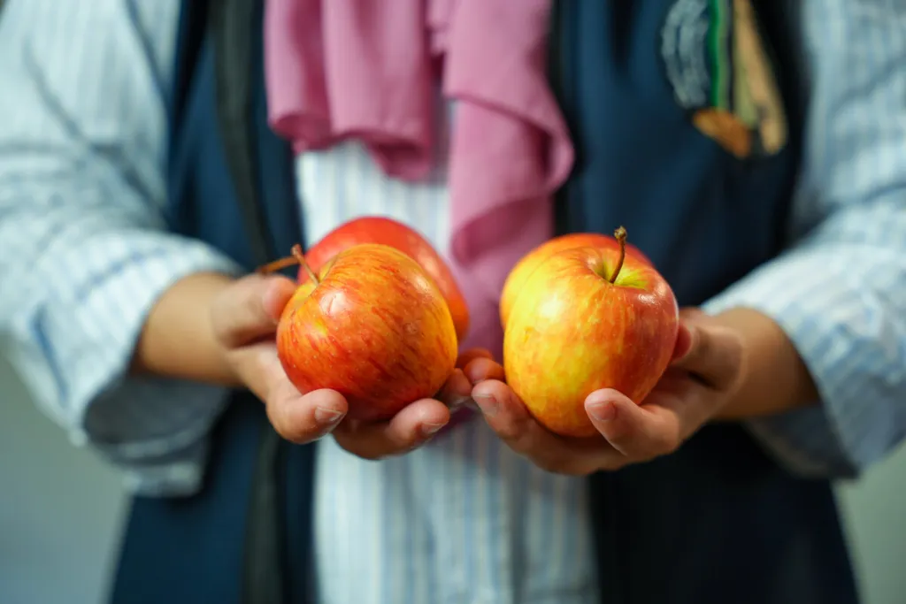 Sahar holds apples 