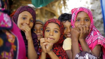 Children whose family was displaced from Taiz to a village in Lahj. They now benefit from a DEC-funded water supply project.