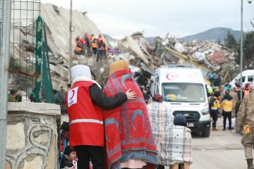 Turkish Red Crescent provide blankets 