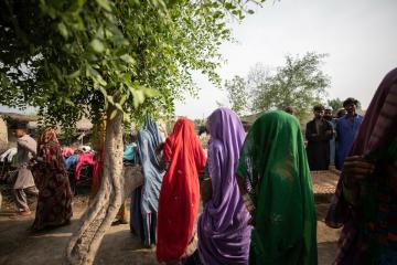 Women receiving an emergency aid in Pakistan