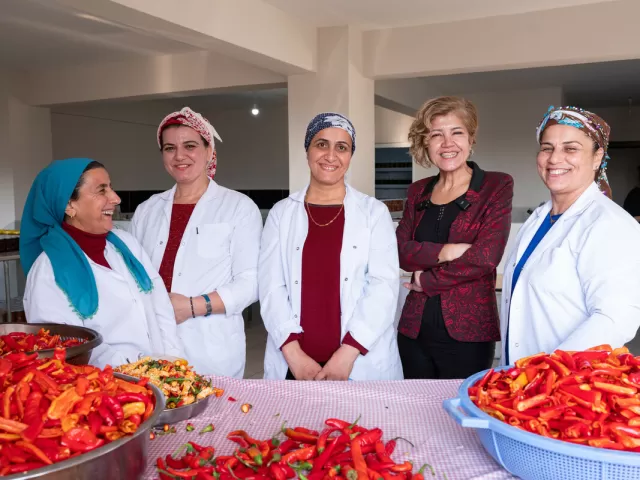 A women's cooperative in Turkey receive livelihood support to produce jam from locally grown peppers. Photo: Özge Sebzeci