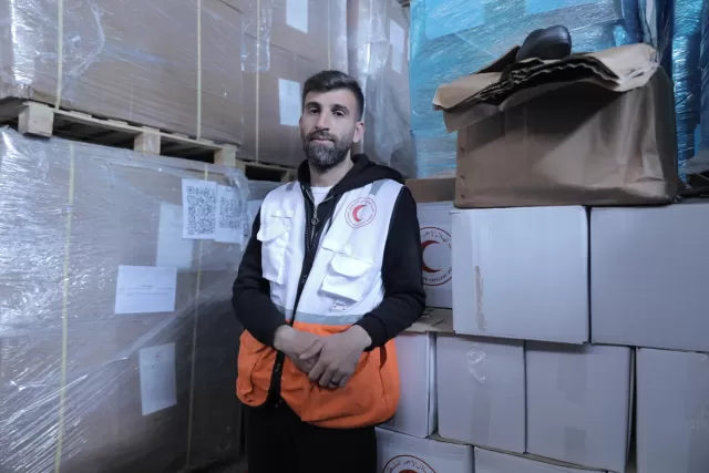 Aid worker Saleem distributes survival items in north Gaza in January 2025. Image: Aya Matrabie/Fairpicture/DEC